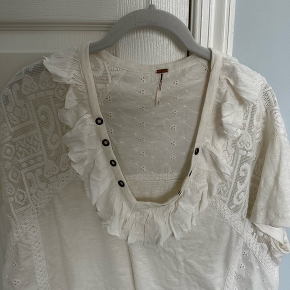 Free People white top pointelle lace ruffle v neck flowy y shirt medium - Picture 2 of 2